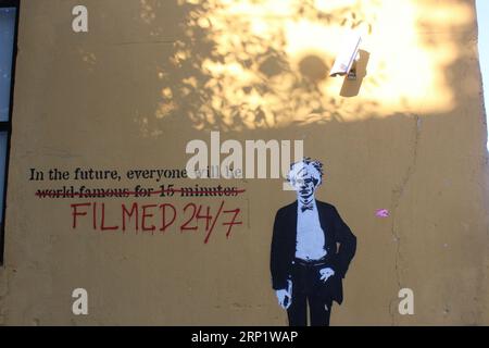 i graffiti ispirati a andy warhol dicono che in futuro tutti saranno girati 24/7 telesviki tallinn estonia nazione baltica 2023 Foto Stock