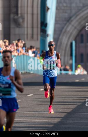 Tower Bridge, Londra, Regno Unito. 3 settembre 2023. La Big Half è una maratona di 1,5 km che si svolge in diverse località della maratona di Londra, partendo da Tower Hamlets e terminando a Cutty Sark. Molti dei migliori atleti a lunga distanza sono tra le circa 15.000 persone che partecipano, tra cui Sir Mo Farah. La grande metà sarà l’ultima gara di Sir Mo Farah nella sua città natale, Londra, prima che si ritiri Foto Stock