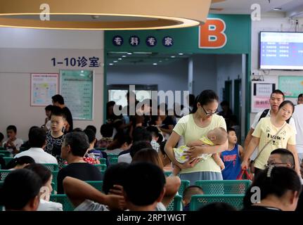 (180726) -- SHANGHAI, 26 luglio 2018 -- le persone attendono cure mediche presso l'ospedale pediatrico dell'Università di Fudan nella Cina orientale a Shanghai, 26 luglio 2018. L'Ufficio Meteorologico di Shanghai ha emesso un allarme arancione per le alte temperature il giovedì, in quanto sono previsti circa 37 gradi Celsius nel comune. ) (Hxy) CHINA-SHANGHAI-HEAT-HOSPITAL (CN) LiuxYing PUBLICATIONxNOTxINxCHN Foto Stock