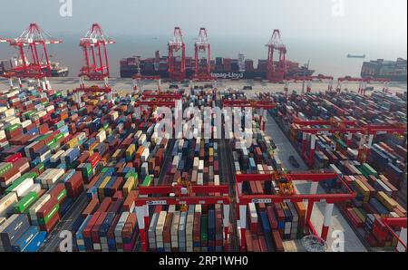 (180726) -- SHANGHAI, 26 luglio 2018 -- foto aerea scattata il 25 luglio 2018 mostra la fase IV del porto di Yangshan Deep Water, un terminal automatizzato per container, nella Shanghai orientale della Cina. Costruito sulle più grandi e piccole isole Yangshan a sud di Shanghai, il porto d'acqua profonda di Yangshan ha beneficiato del commercio marittimo della città sin dalla sua attività. Il porto di Shanghai attualmente mantiene relazioni commerciali con più di 500 porti in tutto il mondo. Nel 2017, la produttività del TEU (unità equivalenti a container da 20 piedi) del porto di Shanghai ha raggiunto il massimo record di 4,02 milioni, con una crescita del 8,3% su base annua Foto Stock