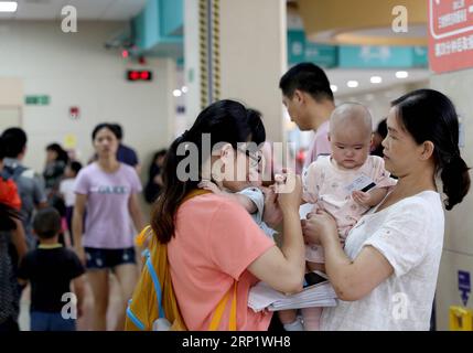 (180726) -- SHANGHAI, 26 luglio 2018 -- le persone attendono cure mediche presso l'ospedale pediatrico dell'Università di Fudan nella Cina orientale a Shanghai, 26 luglio 2018. L'Ufficio Meteorologico di Shanghai ha emesso un allarme arancione per le alte temperature il giovedì, in quanto sono previsti circa 37 gradi Celsius nel comune. ) (Hxy) CHINA-SHANGHAI-HEAT-HOSPITAL (CN) LiuxYing PUBLICATIONxNOTxINxCHN Foto Stock