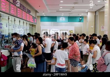 (180726) -- SHANGHAI, 26 luglio 2018 -- le persone attendono la registrazione all'ospedale pediatrico dell'Università di Fudan nella Cina orientale a Shanghai, 26 luglio 2018. L'Ufficio Meteorologico di Shanghai ha emesso un allarme arancione per le alte temperature il giovedì, in quanto sono previsti circa 37 gradi Celsius nel comune. ) (Hxy) CHINA-SHANGHAI-HEAT-HOSPITAL (CN) LiuxYing PUBLICATIONxNOTxINxCHN Foto Stock