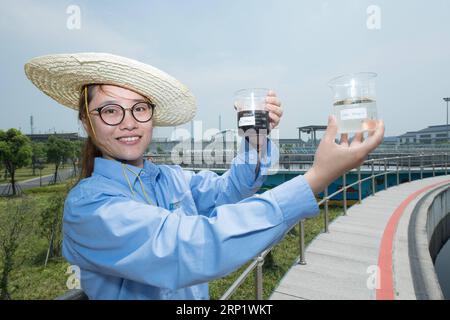 (180726) -- SHAOXING, 26 luglio 2018 -- Un membro del personale di una società di smaltimento delle acque reflue mostra campioni di acque reflue e acque trattate a Shaoxing, nella provincia dello Zhejiang, nella Cina orientale, il 26 luglio 2018. A partire dal 2010, le fabbriche di stampa e tintura sparse intorno al distretto di Keqiao di Shaoxing hanno attraversato un piano di ristrutturazione trifase, che è riuscito a riunirli in una zona industriale dedicata dotata di servizi di pubblica utilità ecologici e impianti di smaltimento dei rifiuti. Nel 2017, il valore totale del prodotto del settore ha registrato una crescita annuale di 20. 3%, durante la produzione di testo stampato Foto Stock