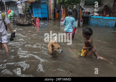 (180726) -- CALCUTTA (INDIA), 26 luglio 2018 -- i bambini giocano in una strada allagata dopo una forte pioggia a Calcutta, India, il 26 luglio 2018. ) (Qxy) INDIA-CALCUTTA-PIOGGIA PESANTE TumpaxMondal PUBLICATIONxNOTxINxCHN Foto Stock