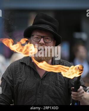 (180804) -- EDIMBURGO, 4 agosto 2018 -- Un uomo si esibisce il giorno di apertura del Festival Fringe di Edimburgo 2018 a Edimburgo, Scozia, Gran Bretagna il 3 agosto 2018. ) (ly) BRITAIN-EDINBURGH-EDINBURGH FESTIVAL FRINGE HanxYan PUBLICATIONxNOTxINxCHN Foto Stock