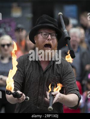 (180804) -- EDIMBURGO, 4 agosto 2018 -- Un uomo si esibisce il giorno di apertura del Festival Fringe di Edimburgo 2018 a Edimburgo, Scozia, Gran Bretagna il 3 agosto 2018. ) (ly) BRITAIN-EDINBURGH-EDINBURGH FESTIVAL FRINGE HanxYan PUBLICATIONxNOTxINxCHN Foto Stock