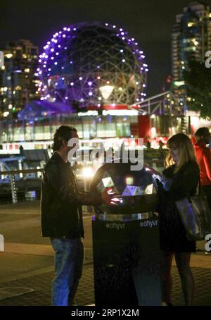 (180804) -- VANCOUVER, 4 agosto 2018 -- le persone cercano di cambiare lo schema di luce dell'edificio del museo Science World toccando un dispositivo interattivo d'arte a Vancouver, Canada, 3 agosto 2018. L'installazione artistica interattiva, un modello in scala della cupola geodetica di Science World, è coperta da 240 sensori e LED e può rilevare il movimento delle mani delle persone, alterando le luci dell'edificio in tempo reale. Questa installazione d'arte pubblica gratuita consente alle persone di prendere il controllo delle luci di questo iconico edificio di Vancouver. ) (ly) CANADA-VANCOUVER-INSTALLAZIONE ARTISTICA INTERATTIVA LiangxSen PUBLICATIONx Foto Stock