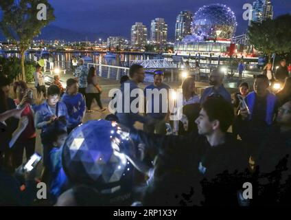 (180804) -- VANCOUVER, 4 agosto 2018 -- le persone cercano di cambiare lo schema di luce dell'edificio del museo Science World toccando un dispositivo interattivo d'arte a Vancouver, Canada, 3 agosto 2018. L'installazione artistica interattiva, un modello in scala della cupola geodetica di Science World, è coperta da 240 sensori e LED e può rilevare il movimento delle mani delle persone, alterando le luci dell'edificio in tempo reale. Questa installazione d'arte pubblica gratuita consente alle persone di prendere il controllo delle luci di questo iconico edificio di Vancouver. ) (ly) CANADA-VANCOUVER-INSTALLAZIONE ARTISTICA INTERATTIVA LiangxSen PUBLICATIONx Foto Stock