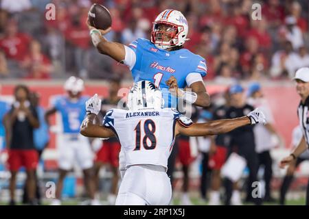 Houston, Texas, Stati Uniti. 2 settembre 2023. Il quarterback degli Houston Cougars Donovan Smith (1) lanciò un passaggio mentre veniva pressato dal cornerback degli UTSA Roadrunners Kam Alexander (18) durante una gara tra gli UTSA Roadrunners e gli Houston Cougars a Houston, Texas. Trask Smith/CSM/Alamy Live News Foto Stock