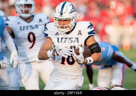 Houston, Texas, Stati Uniti. 2 settembre 2023. Il wide receiver dell'UTSA Roadrunners David Amador (18) corre con il pallone durante una partita tra gli UTSA Roadrunners e gli Houston Cougars a Houston, Texas. Trask Smith/CSM/Alamy Live News Foto Stock