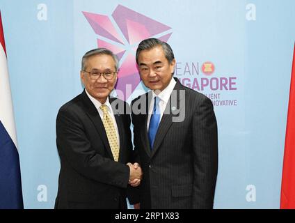 (180804) -- SINGAPORE, 4 agosto 2018 -- il consigliere di Stato cinese e ministro degli Esteri Wang Yi (R) incontra il ministro degli Esteri thailandese Don Pramudwinai ai ai margini della riunione dei ministri degli Esteri dell'Associazione delle nazioni del sud-est asiatico (ASEAN) e riunioni correlate a Singapore, 4 agosto 2018.) SINGAPORE-CINA-WANG YI-THAILAND-FM-MEET THENXCHIHXWEY PUBLICATIONXNOTXINXCHN Foto Stock