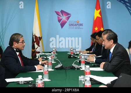 (180804) -- SINGAPORE, 4 agosto 2018 -- il consigliere di Stato cinese e ministro degli Esteri Wang Yi (1a R) incontra il secondo ministro degli affari esteri e del commercio del Brunei dato Paduka Haji Erywan bin Pehin Yusof (1a L) a margine della riunione dei ministri degli Esteri dell'Associazione delle nazioni del sud-est asiatico (ASEAN) e delle riunioni correlate a Singapore, 4 agosto 2018.) SINGAPORE-CINA-WANG YI-BRUNEI OFFICIAL-MEET THENXCHIHXWEY PUBLICATIONXNOTXINXCHN Foto Stock