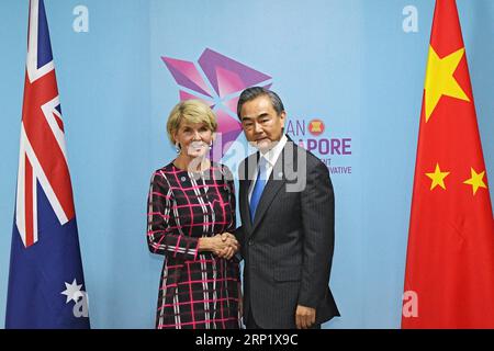 (180804) -- SINGAPORE, 4 agosto 2018 -- il consigliere di Stato cinese e ministro degli Esteri Wang Yi (R) incontra il ministro degli Esteri australiano Julie Bishop ai margini della riunione dei ministri degli Esteri dell'Associazione delle nazioni del sud-est asiatico (ASEAN) e riunioni correlate a Singapore, 4 agosto 2018.) SINGAPORE-CINA-WANG YI-AUSTRALIA-FM-MEET THENXCHIHXWEY PUBLICATIONXNOTXINXCHN Foto Stock