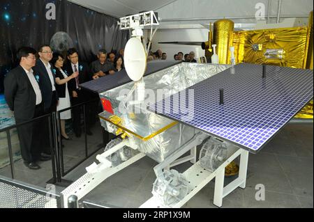 (180804) -- PENANG, 4 agosto 2018 () -- People Look at China S Yutu Lunar rover model at the Space Exploration Gallery in Penang, Malesia, 4 agosto 2018. I malesi dello stato settentrionale di Penang hanno potuto osservare da vicino i modelli dei razzi e delle navicelle utilizzate nelle missioni spaziali della Cina come il rover lunare Yutu con l'apertura della Space Exploration Gallery sabato. () (lrz) MALAYSIA-PENANG-CHINESE ROCKETS MODELS-DISPLAY Xinhua PUBLICATIONxNOTxINxCHN Foto Stock