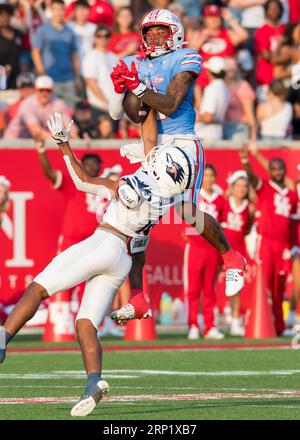 Houston, Texas, Stati Uniti. 2 settembre 2023. Il wide receiver degli Houston Cougars Samuel Brown (4) fa una presa mentre viene difeso dal cornerback degli UTSA Roadrunners Kam Alexander (18) durante una partita tra gli UTSA Roadrunners e gli Houston Cougars a Houston, Texas. Trask Smith/CSM/Alamy Live News Foto Stock