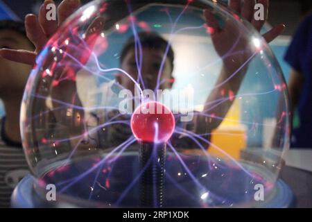 (180805) -- YANGZHOU, 5 agosto 2018 -- A child Watch A plasma Magic ball at the Yangzhou Science and Technology Museum in Yangzhou, East China S Jiangsu Province, 4 agosto 2018. I bambini hanno arricchito la loro vacanza estiva qui imparando conoscenze scientifiche e tecnologiche. ) (Zwx) CHINA-JIANGSU-CHILDREN-SUMMER VACATION (CN) MengxDelong PUBLICATIONxNOTxINxCHN Foto Stock