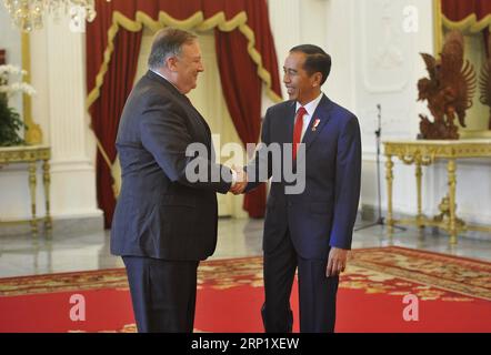 (180805) -- GIACARTA, 5 agosto 2018 -- il presidente indonesiano Joko Widodo (R) incontra il segretario di Stato americano Mike Pompeo al Palazzo presidenziale di Giacarta, 5 agosto 2018. ) (WTC) INDONESIA-GIACARTA-STATI UNITI SEGRETARIO DI STATO-VISITA Zulkarnain PUBLICATIONxNOTxINxCHN Foto Stock