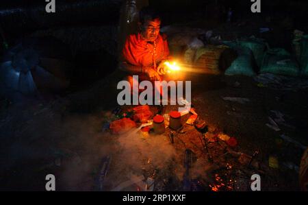 (180806) -- KATHMANDU, 6 agosto 2018 -- Un devoto indù offre preghiere durante il pellegrinaggio di Bol Bom a Sudarijal, Katmandu, Nepal, 6 agosto 2018. Durante questo pellegrinaggio, i devoti camminano per chilometri a piedi nudi prima di offrire l'acqua al Signore Shiva Pashupatinath. (wtc) NEPAL-KATHMANDU-CULTURE-BOL Bom PELLEGRINAGGIO SunilxSharma PUBLICATIONxNOTxINxCHN Foto Stock