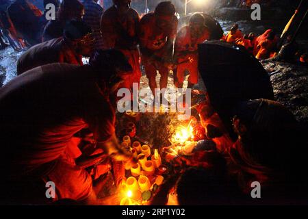 (180806) -- KATHMANDU, 6 agosto 2018 -- i devoti indù offrono preghiere durante il pellegrinaggio di Bol Bom a Sudarijal, Katmandu, Nepal, 6 agosto 2018. Durante questo pellegrinaggio, i devoti camminano per chilometri a piedi nudi prima di offrire l'acqua al Signore Shiva Pashupatinath. (wtc) NEPAL-KATHMANDU-CULTURE-BOL Bom PELLEGRINAGGIO SunilxSharma PUBLICATIONxNOTxINxCHN Foto Stock