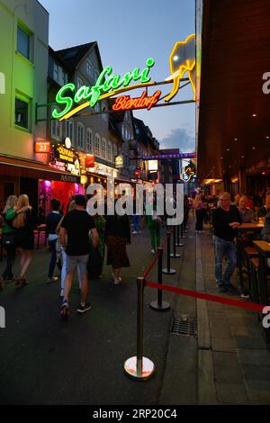 Amburgo, Germania - 16 giugno 2023: Grosse Freiheit o Great Freedom Street in the St Quartiere a luci rosse di Pauli o Kiez vicino alla Reeperbahn di notte. Foto Stock