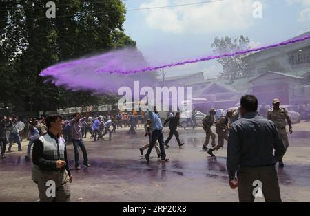 (180809) -- SRINAGAR, 9 agosto 2018 -- la polizia indiana usa cannoni ad acqua colorata per disperdere i manifestanti a Srinagar, capitale estiva del Kashmir controllato dagli indiani, 9 agosto 2018. )(rh) KASHMIR-SRINAGAR-MANIFESTANTI JavedxDar PUBLICATIONxNOTxINxCHN Foto Stock