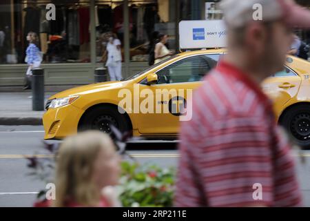 (180809) -- NEW YORK, 9 agosto 2018 -- Un taxi giallo è visto in una strada a Manhattan, New York City, Stati Uniti, 9 agosto 2018. Il Consiglio di New York ha approvato i regolamenti sull'industria dei veicoli a noleggio mercoledì, ponendo un limite di un anno sul numero di veicoli a noleggio sulla strada. L'industria dei trasporti basata su app a New York City comprende circa 80.000 veicoli, che hanno sminuito i 13.587 taxi medaglioni della città, secondo un ultimo studio della New School for the taxi and Limousine Commission. U.S.-NEW YORK-FOR-HIRE-VEHICLES-REGULATIONS LIXMUZI PUBLICATIONXNOTXINXCHN Foto Stock