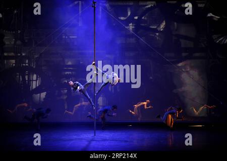 (180810) -- BEITEDDINE, 10 agosto 2018 -- acrobati canadesi si si esibiscono durante il Beiteddine Art Festival a Beiteddine, Libano, il 9 agosto 2018. La troupe circense canadese Cirque Eloize ha eseguito il suo acclamato spettacolo Cirkopolis, che è uno spettacolo di magica miscela di arti circensi, teatro e danza dove acrobati e artisti multidisciplinari si ribellano contro la monotonia, reinventarsi e sfidare i limiti delle arti performative in un design creativo del palcoscenico e proiezioni video durante il Beiteddine Art Festival di Monte Libano il 9 agosto 2018. ) (QXY) LEBANON-BEITEDDINE-CANADAIAN CIR Foto Stock