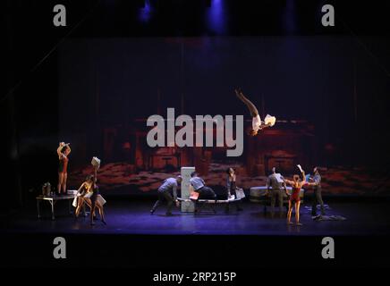 (180810) -- BEITEDDINE, 10 agosto 2018 -- acrobati canadesi si si esibiscono durante il Beiteddine Art Festival a Beiteddine, Libano, il 9 agosto 2018. La troupe circense canadese Cirque Eloize ha eseguito il suo acclamato spettacolo Cirkopolis, che è uno spettacolo di magica miscela di arti circensi, teatro e danza dove acrobati e artisti multidisciplinari si ribellano contro la monotonia, reinventarsi e sfidare i limiti delle arti performative in un design creativo del palcoscenico e proiezioni video durante il Beiteddine Art Festival di Monte Libano il 9 agosto 2018. ) (QXY) LEBANON-BEITEDDINE-CANADAIAN CIR Foto Stock