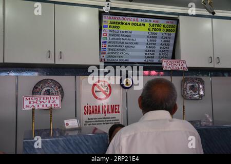 (180810) -- ANKARA, 10 agosto 2018 -- Un cambiavalute guarda il Consiglio di cambio in un ufficio di cambio valuta ad Ankara, Turchia, il 10 agosto 2018. La lira turca all'inizio di venerdì ha raggiunto il minimo storico di 6,30 contro il dollaro statunitense, un giorno dopo una stallo nei colloqui bilaterali a Washington che mirava a risolvere la crisi politica tra Turchia e Stati Uniti. )(dh) TURKEY-ANKARA-LIRA-PLUNGE MustafaxKaya PUBLICATIONxNOTxINxCHN Foto Stock