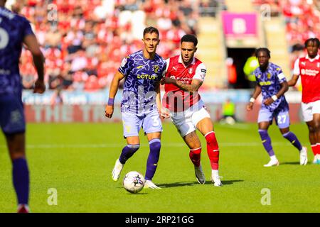 AESSEAL New York Stadium, Rotherham, Inghilterra - 2 settembre 2023 Dimitris Giannoulis (30) di Norwich City protegge la palla da Andre Green (11) del Rotherham United - durante la partita Rotherham United contro Norwich City, Sky Bet Championship, 2023/24, AESSEAL New York Stadium, Rotherham, Inghilterra - 2 settembre 2023 crediti: Mathew Marsden/WhiteRosePhotos/Alamy Live News Foto Stock