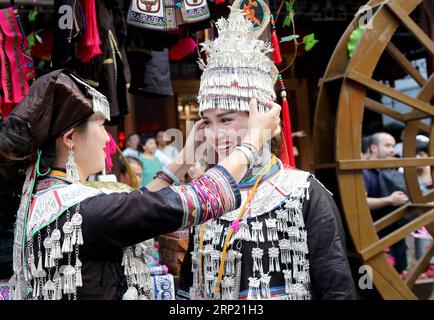 (180811) -- SHANGHAI, 11 agosto 2018 (Xinhua) -- i ballerini si preparano per uno spettacolo alla mostra d'arte popolare dello Yunnan al giardino Yuyuan nella Cina orientale a Shanghai, 10 agosto 2018. La mostra è iniziata qui il venerdì e mostra danze popolari, artwares locali e paesaggi dalla città di Qujing, nella provincia dello Yunnan. (Xinhua/Liu Ying)(gxn) CHINA-SHANGHAI-YUNNAN-FOLK ART EXHIBITION (CN) PUBLICATIONxNOTxINxCHN Foto Stock