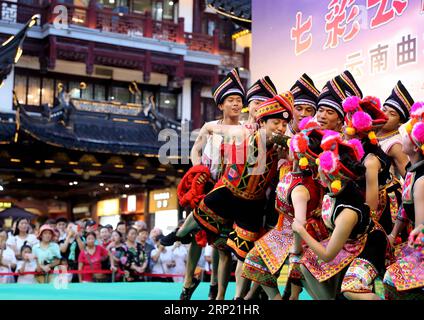 (180811) -- SHANGHAI, 11 agosto 2018 (Xinhua) -- i ballerini eseguono una danza del gruppo etinico Yi alla mostra d'arte popolare dello Yunnan al Giardino Yuyuan nella Cina orientale di Shanghai, 10 agosto 2018. La mostra è iniziata qui il venerdì e mostra danze popolari, artwares locali e paesaggi dalla città di Qujing, nella provincia dello Yunnan. (Xinhua/Liu Ying)(gxn) CHINA-SHANGHAI-YUNNAN-FOLR ART EXHIBITION (CN) PUBLICATIONxNOTxINxCHN Foto Stock