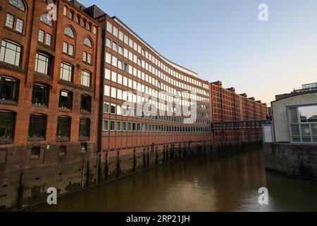 Amburgo, Germania - 17 giugno 2023: Blocco o edificio per uffici per il commercio del caffè nel distretto dei magazzini di Speicherstadt progettato da Werner Kallmorgen nel 195 Foto Stock