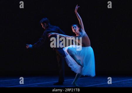 (180811) -- SHANGHAI, 11 agosto 2018 -- il concorrente cinese li Siyi si esibisce durante il Sesto Shanghai International Ballet Competition a Shanghai, Cina orientale, 11 agosto 2018. Il concorso si è chiuso qui sabato. ) (Zwx) CHINA-SHANGHAI-BALLET COMPETITION-CLOSING (CN) RenxLong PUBLICATIONxNOTxINxCHN Foto Stock