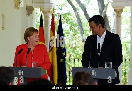 (180811) -- CADICE (SPAGNA), 11 agosto 2018 -- il primo ministro spagnolo Pedro Sanchez (R) e il cancelliere tedesco Angela Merkel partecipano a una conferenza stampa congiunta a Sanlucar de Barrameda, Cadice, Spagna, l'11 agosto 2018. Sabato il primo ministro spagnolo Pedro Sanchez ha esortato tutti i membri dell'Unione europea (UE) a unirsi e affrontare la crisi migratoria come sfida comune . ) SPAGNA-CADICE-PM-GERMANIA-MERKEL-CONFERENZA STAMPA GUOXQIUDA PUBLICATIONXNOTXINXCHN Foto Stock