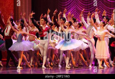 (180811) -- SHANGHAI, 11 agosto 2018 -- i concorrenti si presentano prima dei risultati durante il Sesto Shanghai International Ballet Competition a Shanghai, Cina orientale, 11 agosto 2018. Il concorso si è chiuso qui sabato. ) (Zwx) CHINA-SHANGHAI-BALLET COMPETITION-CLOSING (CN) RenxLong PUBLICATIONxNOTxINxCHN Foto Stock