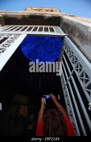 (180812) -- ATENE, 12 agosto 2018 -- Un visitatore scatta foto alla Torre dei Venti o Aerides (significa venti in greco), una stazione meteorologica di 2.000 anni situata ai piedi della collina dell'Acropoli, ad Atene, in Grecia, il 10 agosto 2018. Gli Ateniesi e i visitatori affollarono Aerides venerdì, mentre il ministero della Cultura greca organizzò una serie di eventi nei siti archeologici a livello nazionale sotto il tema notte per celebrare la luna nuova di agosto. (yy) GRECIA-ATENE-AERIDES-CULTURE MariosxLolos PUBLICATIONxNOTxINxCHN Foto Stock