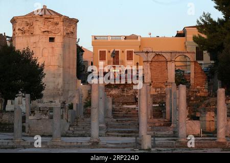 (180812) -- ATENE, 12 agosto 2018 -- foto scattata il 10 agosto 2018 mostra la Torre dei venti o Aerides (significa venti in greco), una stazione meteorologica di 2.000 anni situata ai piedi della collina dell'Acropoli, ad Atene, in Grecia. Gli Ateniesi e i visitatori affollarono Aerides venerdì, mentre il ministero della Cultura greca organizzò una serie di eventi nei siti archeologici a livello nazionale sotto il tema notte per celebrare la luna nuova di agosto. (yy) GRECIA-ATENE-AERIDES-CULTURE MariosxLolos PUBLICATIONxNOTxINxCHN Foto Stock