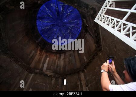 (180812) -- ATENE, 12 agosto 2018 -- Un visitatore scatta foto alla Torre dei Venti o Aerides (significa venti in greco), una stazione meteorologica di 2.000 anni situata ai piedi della collina dell'Acropoli, ad Atene, in Grecia, il 10 agosto 2018. Gli Ateniesi e i visitatori affollarono Aerides venerdì, mentre il ministero della Cultura greca organizzò una serie di eventi nei siti archeologici a livello nazionale sotto il tema notte per celebrare la luna nuova di agosto. (yy) GRECIA-ATENE-AERIDES-CULTURE MariosxLolos PUBLICATIONxNOTxINxCHN Foto Stock