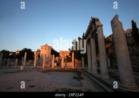 (180812) -- ATENE, 12 agosto 2018 -- foto scattata il 10 agosto 2018 mostra la Torre dei venti o Aerides (significa venti in greco), una stazione meteorologica di 2.000 anni situata ai piedi della collina dell'Acropoli, ad Atene, in Grecia. Gli Ateniesi e i visitatori affollarono Aerides venerdì, mentre il ministero della Cultura greca organizzò una serie di eventi nei siti archeologici a livello nazionale sotto il tema notte per celebrare la luna nuova di agosto. (yy) GRECIA-ATENE-AERIDES-CULTURE MariosxLolos PUBLICATIONxNOTxINxCHN Foto Stock