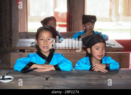 (180812) -- CHANGXING, 12 agosto 2018 (Xinhua) -- gli studenti seguono una lezione tradizionale in una vecchia scuola privata nel villaggio di Zhongshan nella contea di Changxing, nella provincia di Zhejiang nella Cina orientale, 12 agosto 2018. (Xinhua/Xu Yu) CHINA-ZHEJIANG-CHANGXING-TRADITIONAL CLASS (CN) PUBLICATIONxNOTxINxCHN Foto Stock