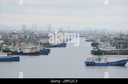 (180812) -- SHAOXING, 12 agosto 2018 -- foto scattata il 12 agosto 2018 mostra le navi ancorate al molo di Jiaoshan per riparo nella città di Wenling, nella provincia di Zhejiang nella Cina orientale. L'osservatorio nazionale cinese di domenica ha aggiornato l'allarme per il tifone Yagi da blu a giallo, poiché il tifone dovrebbe sbarcare nella regione costiera orientale domenica sera. ) CHINA-ZHEJIANG-TYPHOON YAGI-ALERT (CN) TAOXWENBIAO PUBLICATIONXNOTXINXCHN Foto Stock