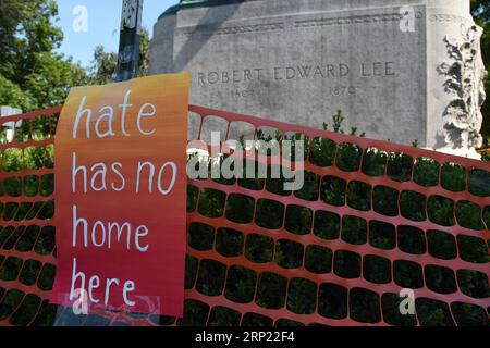 (180812) -- WASHINGTON, 12 agosto 2018 -- Un poster che dice che l'odio non ha casa qui si vede a Charlottesville, Virginia, negli Stati Uniti, il 10 agosto 2018. Un anno dopo una manifestazione nazionalista bianca traumatizzò Charlottesville, nello stato americano della Virginia, con rivolte e sangue, la città si sta ancora riprendendo dallo shock. Il 12 agosto 2017, i suprematisti bianchi e membri di altri gruppi di odio si sono riuniti a Charlottesville per un raduno autodefinitosi di Unite the Right per protestare contro la decisione della città di rimuovere una statua confederata prima di scontrarsi violentemente con i contro-manifestanti. Dopo che le rivolte sono state disdiche Foto Stock