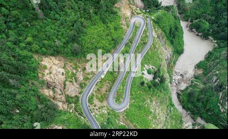 (180813) -- GYIRONG, 13 agosto 2018 -- foto aerea scattata il 12 agosto 2018 mostra una tortuosa strada di montagna dell'autostrada del passo Gyirong nella contea di Gyirong della città di Xigaze, nella regione autonoma del Tibet della Cina sud-occidentale. L'autostrada del passo Gyirong, una sezione di 94 chilometri della National Highway 216, è un'importante via commerciale che collega la Cina e il Nepal. La strada è stata pesantemente colpita dal devastante terremoto in Nepal nell'aprile 2015. Ora la strada ha ripreso vitalità e ha preso un nuovo aspetto dopo anni di riparazione e ristrutturazione, mentre il volume annuale del commercio del porto di Gyirong è quasi cresciuto di sette volte rispetto al pos Foto Stock