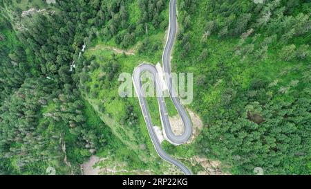 (180813) -- GYIRONG, 13 agosto 2018 -- foto aerea scattata il 12 agosto 2018 mostra una tortuosa strada di montagna dell'autostrada del passo Gyirong nella contea di Gyirong della città di Xigaze, nella regione autonoma del Tibet della Cina sud-occidentale. L'autostrada del passo Gyirong, una sezione di 94 chilometri della National Highway 216, è un'importante via commerciale che collega la Cina e il Nepal. La strada è stata pesantemente colpita dal devastante terremoto in Nepal nell'aprile 2015. Ora la strada ha ripreso vitalità e ha preso un nuovo aspetto dopo anni di riparazione e ristrutturazione, mentre il volume annuale del commercio del porto di Gyirong è quasi cresciuto di sette volte rispetto al pos Foto Stock