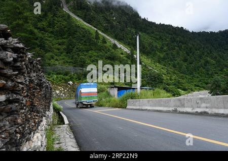 (180813) -- GYIRONG, 13 agosto 2018 -- Un camion corre sull'autostrada del passo Gyirong nella contea di Gyirong della città di Xigaze, regione autonoma Tibet della Cina sud-occidentale, 12 agosto 2018. L'autostrada del passo Gyirong, una sezione di 94 chilometri della National Highway 216, è un'importante via commerciale che collega la Cina e il Nepal. La strada è stata pesantemente colpita dal devastante terremoto in Nepal nell'aprile 2015. Ora la strada ha ripreso vitalità e ha preso un nuovo aspetto dopo anni di riparazioni e rinnovamenti, mentre il volume di scambi annuali del porto di Gyirong è quasi cresciuto di sette volte dal periodo post-terremoto ai primi 2,8 miliardi di yuan Foto Stock