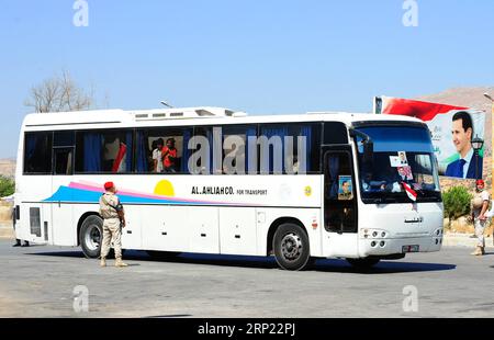 (180814) -- DAMASCO, 14 agosto 2018 -- Un ufficiale di polizia militare russo agita la mano ai bambini siriani al confine tra Siria e Libano del 13 agosto 2018. Circa 150 rifugiati siriani sono tornati nel loro paese lunedì da Shabaa in Libano, hanno riferito i media locali. Questo è il quarto gruppo di rifugiati siriani che ritornano nella loro patria da Shabaa. )(gj) SIRIA-DAMASCO-RIFUGIATI-RITORNO-DAL-LIBANO AmmarxSafarjalani PUBLICATIONxNOTxINxCHN Foto Stock