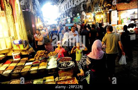 (180814) -- DAMASCO, 14 agosto 2018 -- i siriani sono visti nell'antico mercato di Buzoriyeh nella vecchia città di Damasco, Siria, il 13 agosto 2018. La gente di Damasco ha iniziato a fare shopping per la festa di Eid al-Adha che sarà osservata la prossima settimana dai musulmani di tutto il mondo. )(gj) SYRIA-DAMASCO-EID-AL ADHA-PREPARAZIONI AmmarxSafarjalani PUBLICATIONxNOTxINxCHN Foto Stock