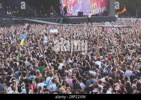 (180814) -- BUDAPEST, 14 agosto 2018 -- Reveller Godetevi un concerto del cantautore canadese Shawn Peter Raul Mendes conosciuto professionalmente come Shawn Mendes al Main Stage del Festival di Sziget tenutosi a Budapest, in Ungheria, il 13 agosto 2018. ) (gj) UNGHERIA-BUDAPEST-SZIGET FESTIVAL AttilaxVolgyi PUBLICATIONxNOTxINxCHN Foto Stock