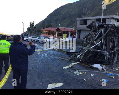 (180814) -- QUITO, 14 agosto 2018 () -- la foto scattata da un cellulare mostra il sito di un incidente stradale sulla Pifo-Papallacta Highway, ad est di Quito, capitale dell'Ecuador, il 14 agosto 2018. Almeno 23 persone sono rimaste uccise e altre 14 ferite quando un autobus a lunga distanza si è schiantato con un veicolo più piccolo su un'autostrada e si è rovesciato vicino alla capitale dell'Ecuador Quito nelle prime ore di martedì, hanno riferito i media locali. (/Metropolitan Emergency Operations Center)(yg) ECUADOR-QUITO-INCIDENTE STRADALE Xinhua PUBLICATIONxNOTxINxCHN Foto Stock